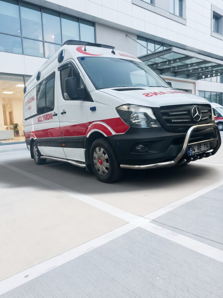 ambulans aracı bir köşeden çekilmiş biraz alttan